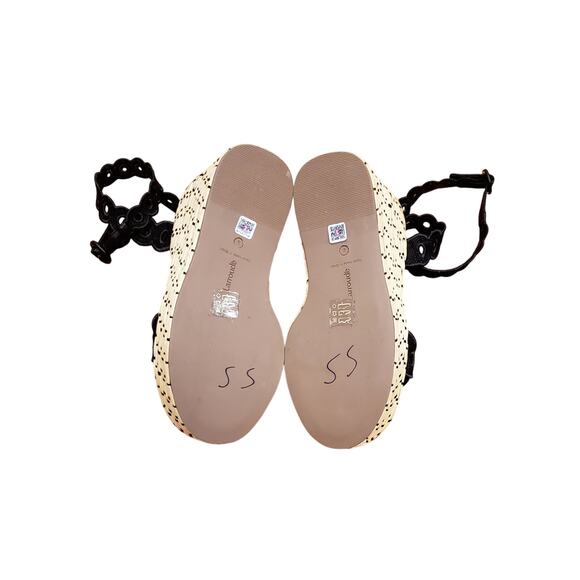 Larroude Florence Broderie Wedge Sandal in Beige and Black Raffia Size 9 - Picture 8 of 11